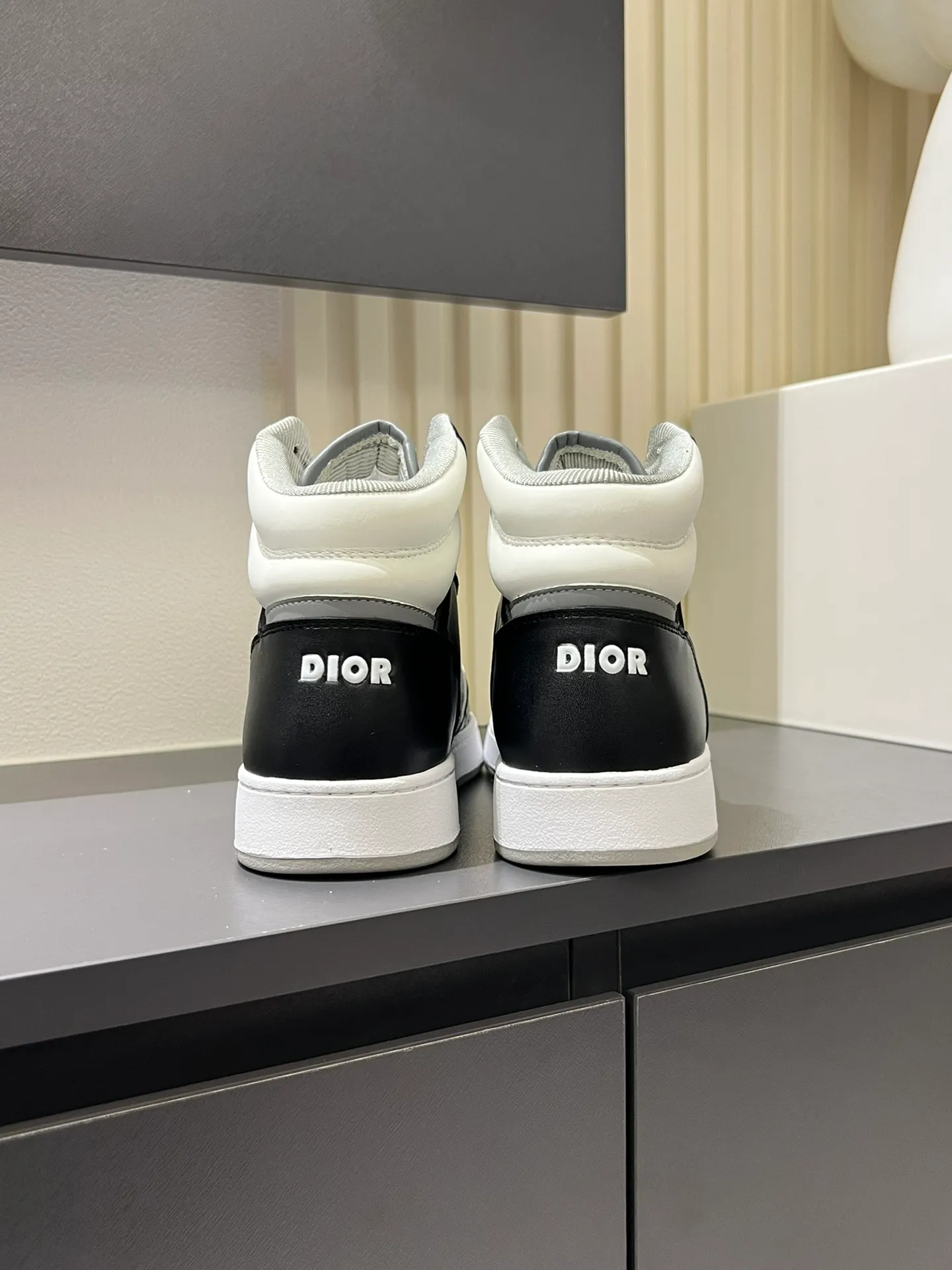 Men's shoes 💰p460 "Dio*" mid-top B27 casual sneakers. This B27 high-top sneaker is a new product in the series and continues Di*r's classic style. Crafted from gray and white smooth calf leather with beige and black Oblique print panels on the sides. The "CD Icon" shaped shoelace eyelets are clever and delicate, and the two-color rubber sole, rear collar and heel are all equipped with the brand's iconic details to enhance the style. Oblique printed straps at the ankle allow for an adjustable fit to complement the overall design. Fashionable and versatile, it can complement any look. Create an exquisite design with unique dynamic vitality and modern atmosphere, presented in low-top and high-top styles. This new must-have shoe adds a new dimension to Dior's archive heritage, embodying modern elegance. Purchase the original version and make it 1:1. If you need top quality, please come to me! Male 38-44!